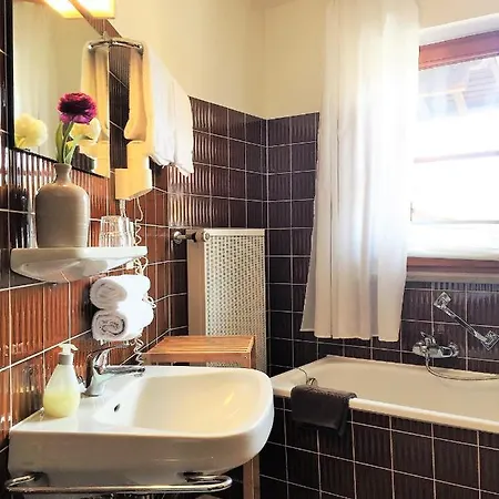 ゲストハウス Gaestehaus Alpenhorst オーベルストドルフ